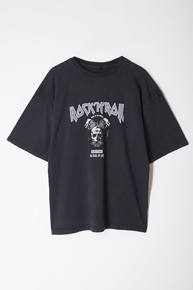 Siyah Oversize/Geniş Kesim Eskitme/Soluk Efektli Rock Baskı %100 Pamuklu T-Shirt TMNSS23TS00167 - 6