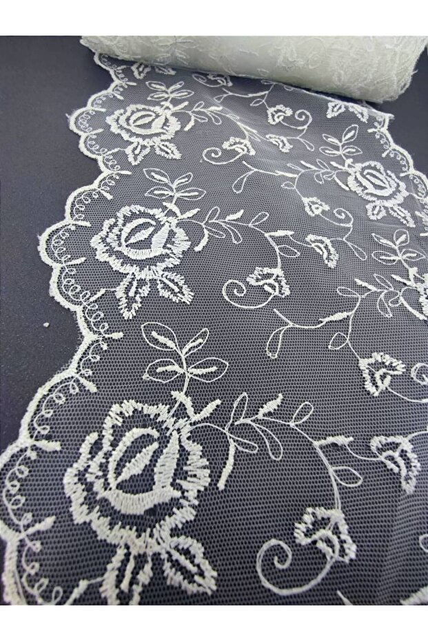 Polyester guppier lace tulle over fisto 20 cm en ara pattern
