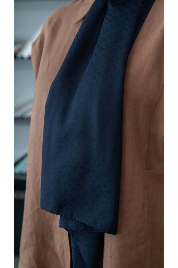 شال جاكار منقوش هندسي باللون الأزرق الداكن - 6