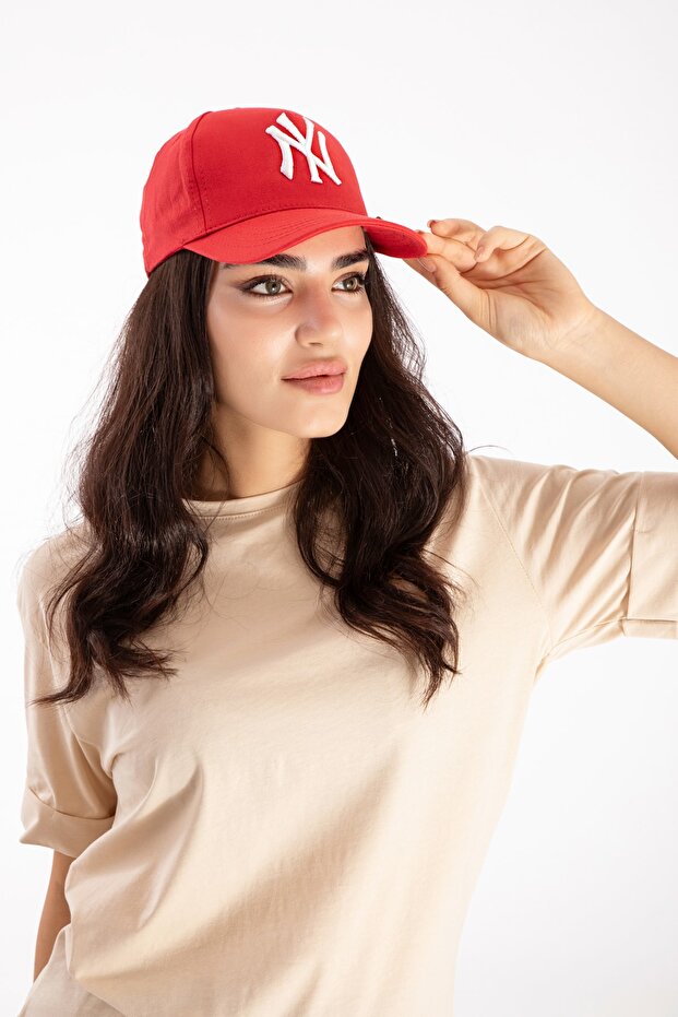 قبعة صيفية قابلة للتعديل بطبعة نيويورك للجنسين باللون الأحمر - 2