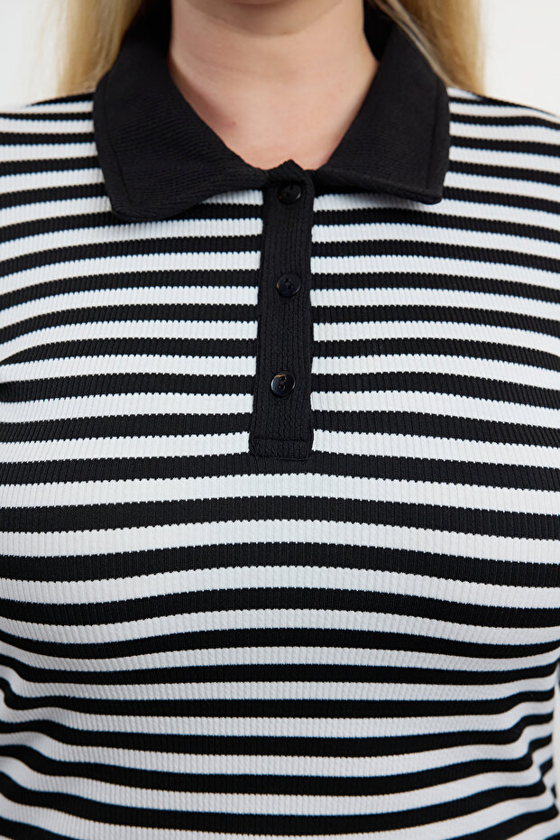 Siyah-Beyaz Çizgili Polo Yaka Fitted/Vücuda Oturan Örme Bluz TBBAW25BZ00000 - 4