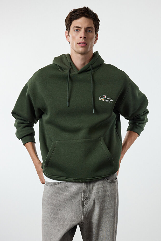 Haki Oversize/Geniş Kesim Nakışlı İçi Polarlı Kapüşonlu Sweatshirt TMNAW25SW00016 - 1
