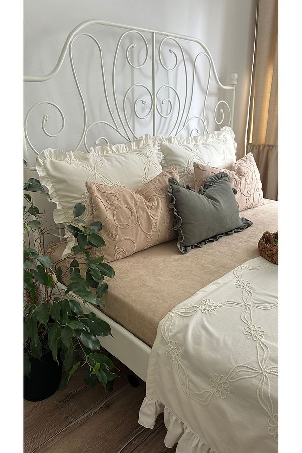 Tasarım Model Nakış İşlemeli Fırfır Detaylı Ekru Yatak Runner Set Fırfırlı Yatak Örtüsü - 6