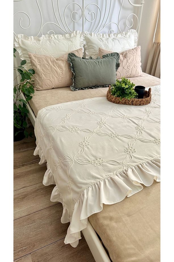 Tasarım Model Nakış İşlemeli Fırfır Detaylı Ekru Yatak Runner Set Fırfırlı Yatak Örtüsü - 3