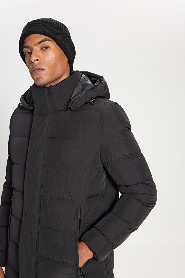 Erkek Siyah Sıcak Tutan Dolgulu Standart Fit Normal Kesim Çıkma Kapüşon Yaka Yan Cepli Mont - 4