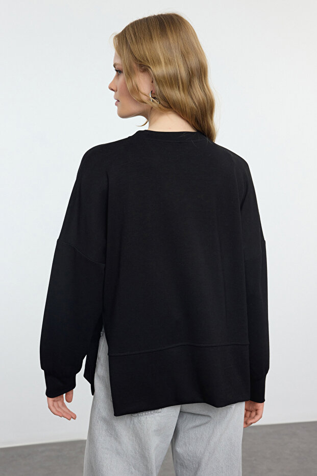 Siyah Oversize/Geniş Kesim Yırtmaçlı Bisiklet Yaka Yumuşak Tuşeli Örme Sweatshirt TWOAW25SW00057 - 5