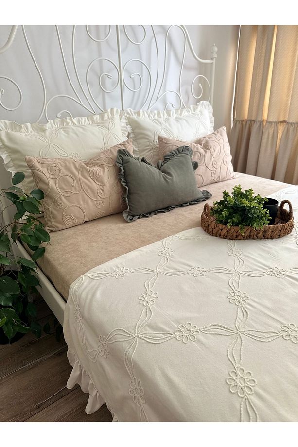 Tasarım Model Nakış İşlemeli Fırfır Detaylı Ekru Yatak Runner Set Fırfırlı Yatak Örtüsü - 5