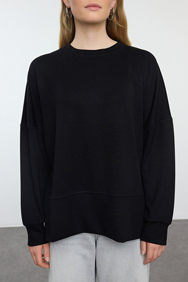 Siyah Oversize/Geniş Kesim Yırtmaçlı Bisiklet Yaka Yumuşak Tuşeli Örme Sweatshirt TWOAW25SW00057 - 3