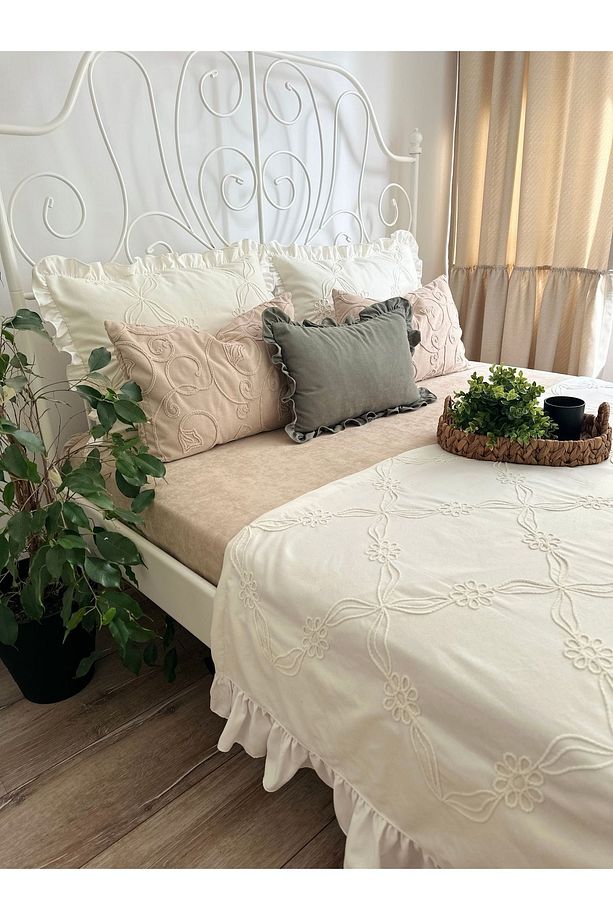 Tasarım Model Nakış İşlemeli Fırfır Detaylı Ekru Yatak Runner Set Fırfırlı Yatak Örtüsü - 4