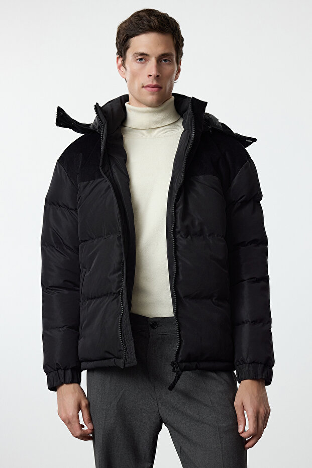 Black Regular Fit Hooded Winter Puffer Jacket Tmnaw25Mo00018