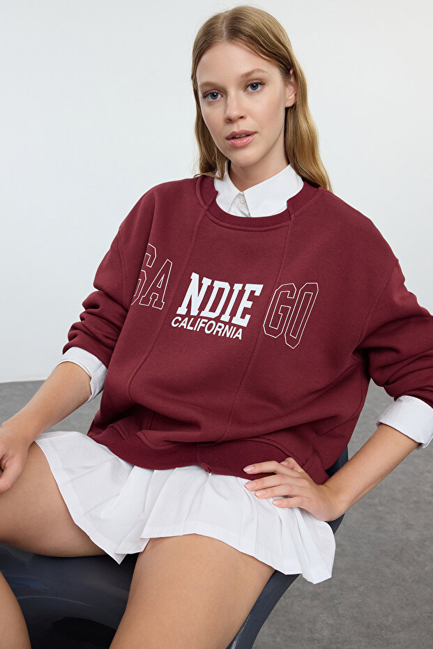 Bordo Slogan Baskılı Oversize/Geniş Kalıp Etek Ucu Detaylı Örme Sweatshirt TWOAW25SW00100 - 1