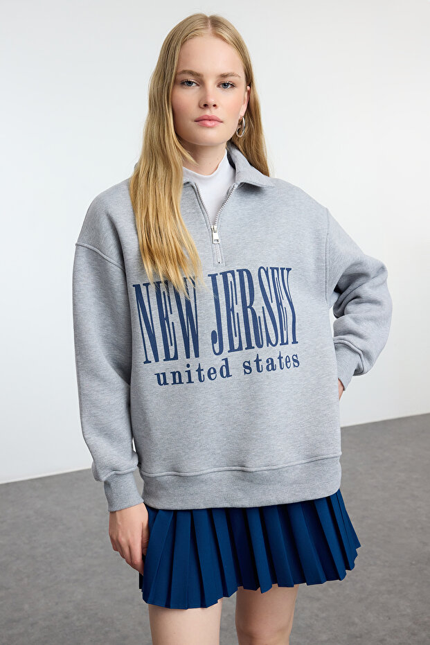 Gri Melanj Oversize Kalıp Kalın içi Polarlı Slogan Baskılı Fermuarlı Örme Sweatshirt TWOAW25SW00134 - 1