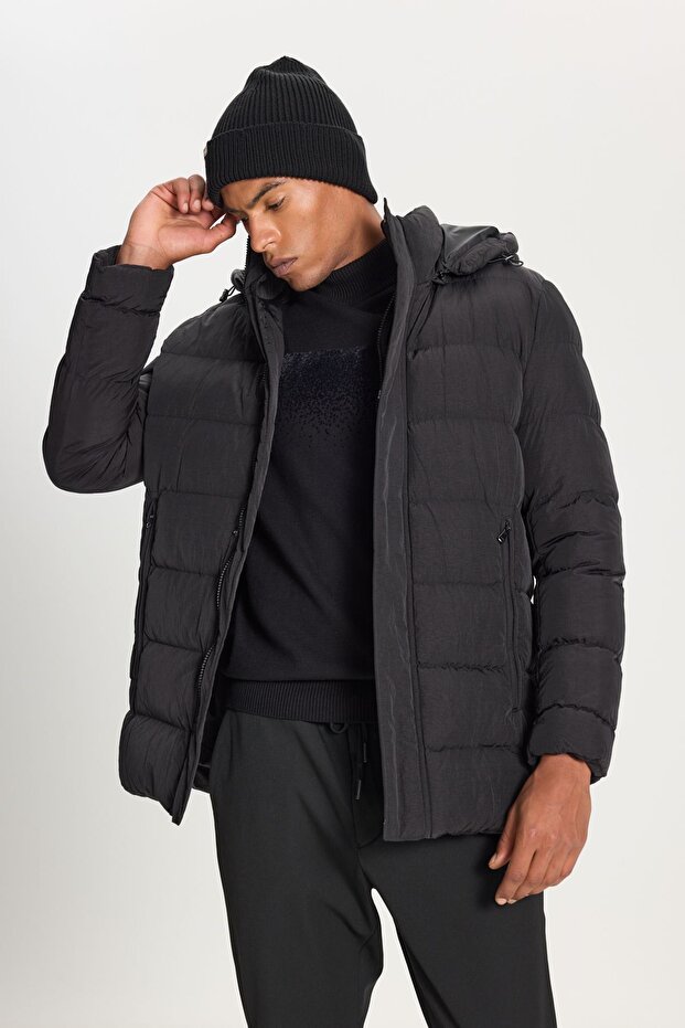 Erkek Siyah Sıcak Tutan Dolgulu Standart Fit Normal Kesim Çıkma Kapüşon Yaka Yan Cepli Mont - 1