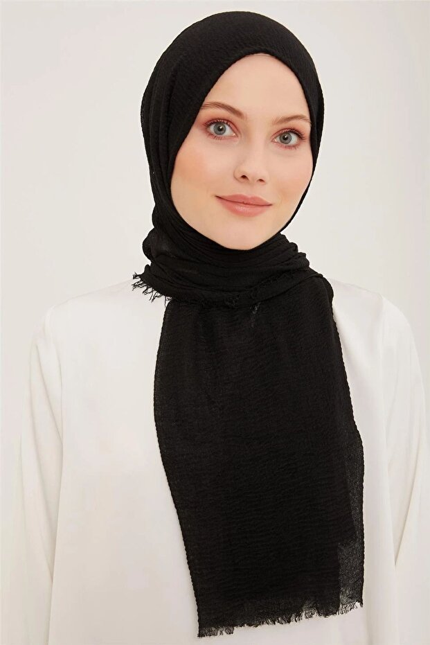 شال نسائي ملفوف باللون الأسود