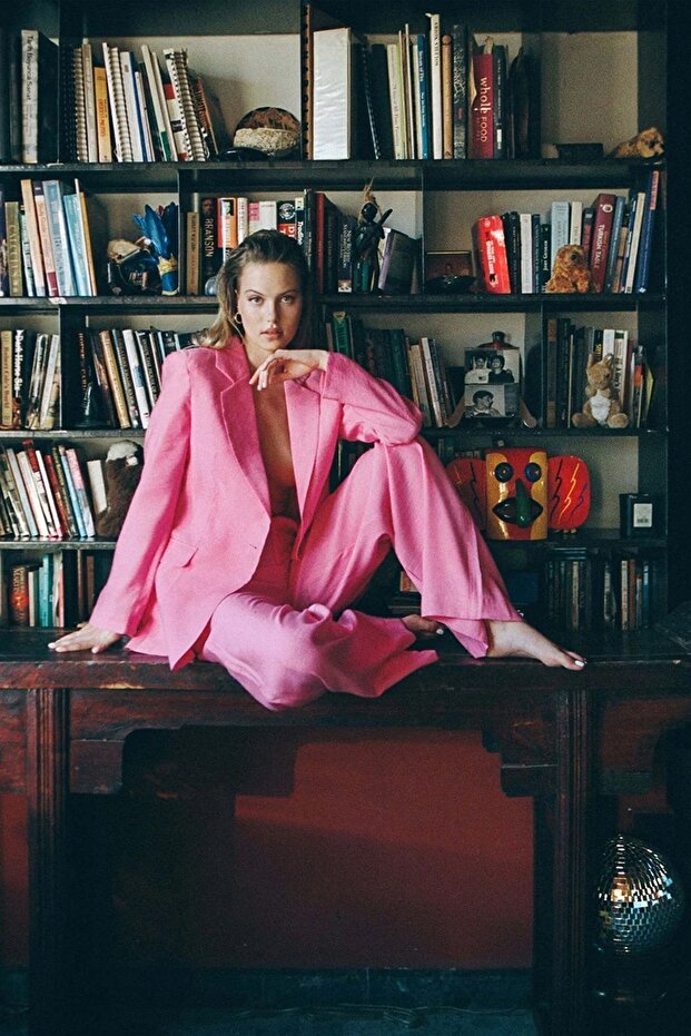 سترة بليزر أساسية باللون الوردي - 1