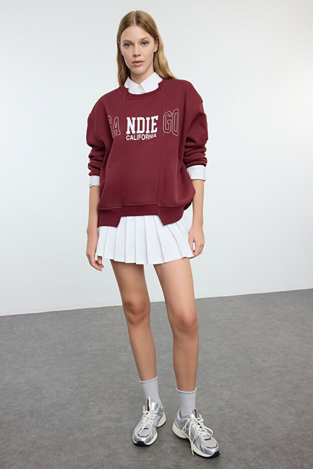 Bordo Slogan Baskılı Oversize/Geniş Kalıp Etek Ucu Detaylı Örme Sweatshirt TWOAW25SW00100 - 2