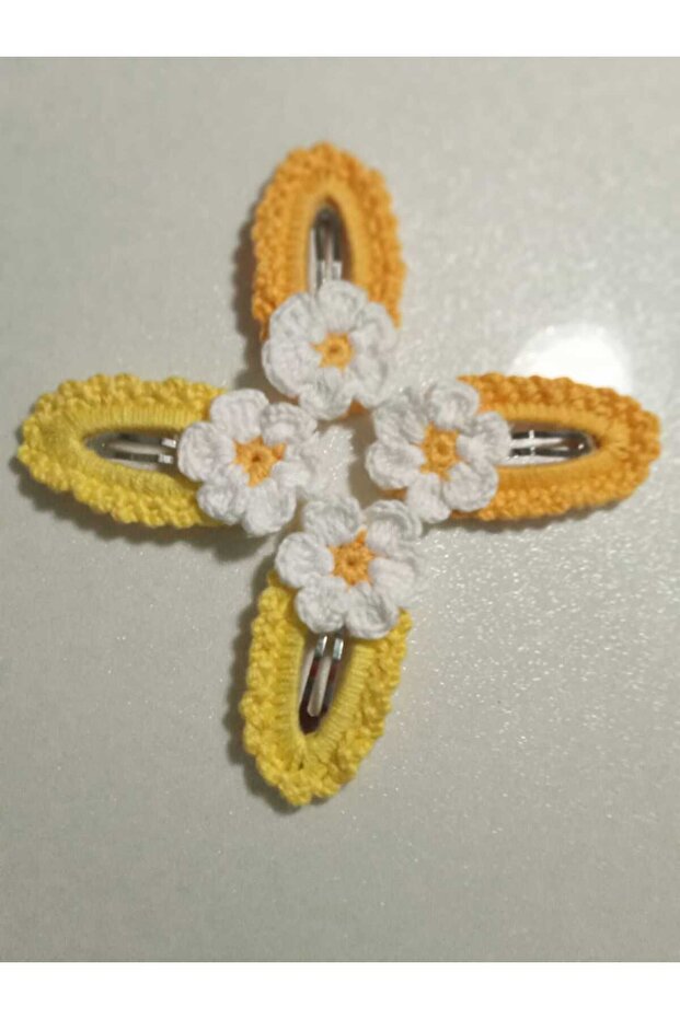 Set of 4 Hand Knitted Daisy Buckle