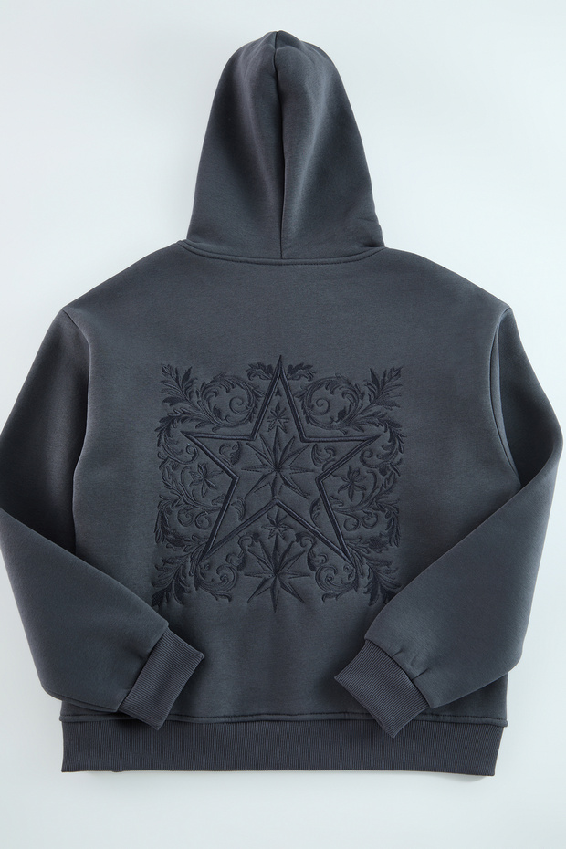 Antrasit Oversize/Geniş Kesim Sırtı Nakış Detaylı Kapüşonlu Sweatshirt TMNAW25SW00142 - 2