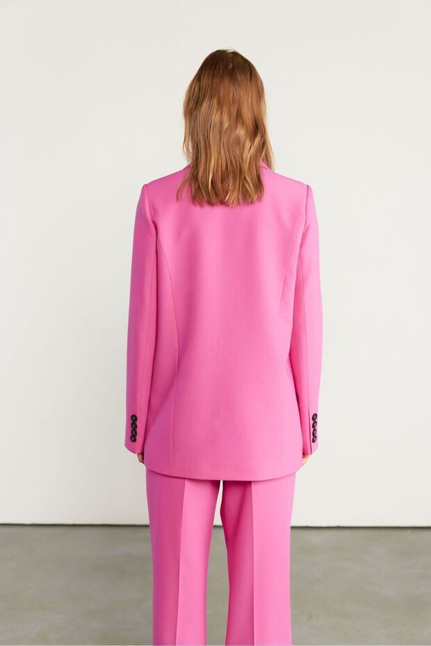 سترة بليزر أساسية باللون الوردي - 4