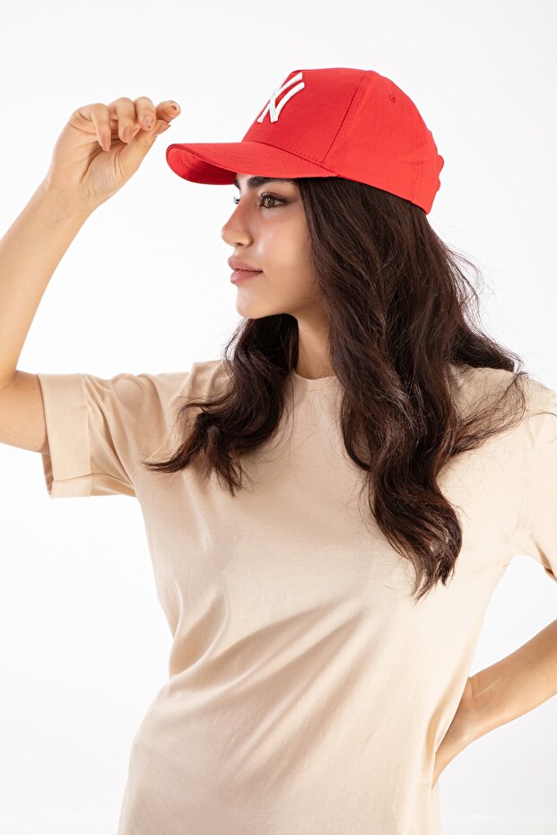 قبعة صيفية قابلة للتعديل بطبعة نيويورك للجنسين باللون الأحمر - 3