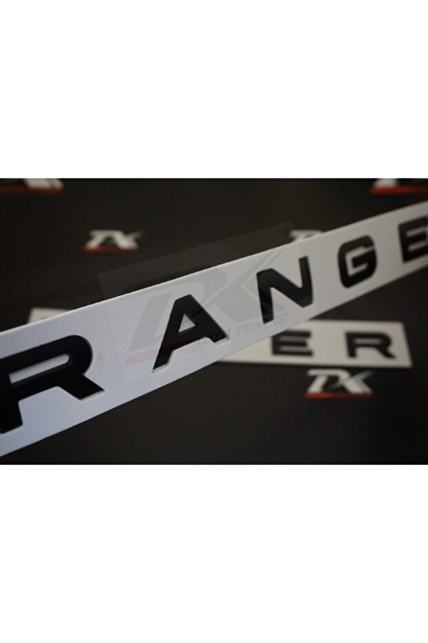 غطاء محرك السيارة Land Rover Range Rover باللون الأسود - مع تفاصيل الأمتعة