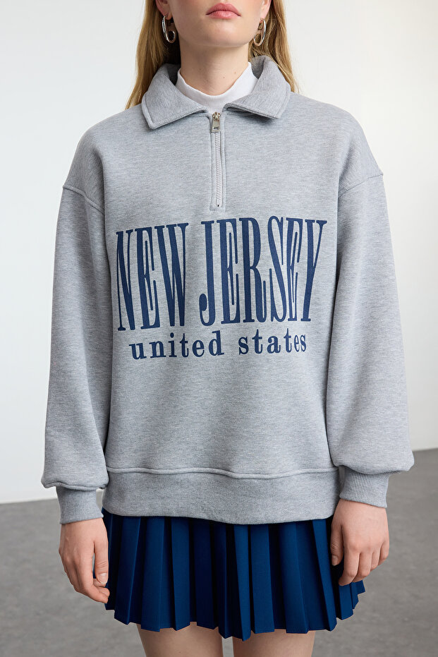 Gri Melanj Oversize Kalıp Kalın içi Polarlı Slogan Baskılı Fermuarlı Örme Sweatshirt TWOAW25SW00134 - 3