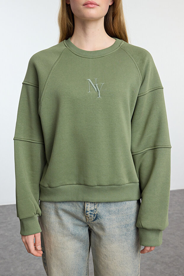 Haki Bisiklet Yaka Regular Fit Nakışlı Kalın İçi Polarlı Örme Sweatshirt TWOAW24SW00199 - 3