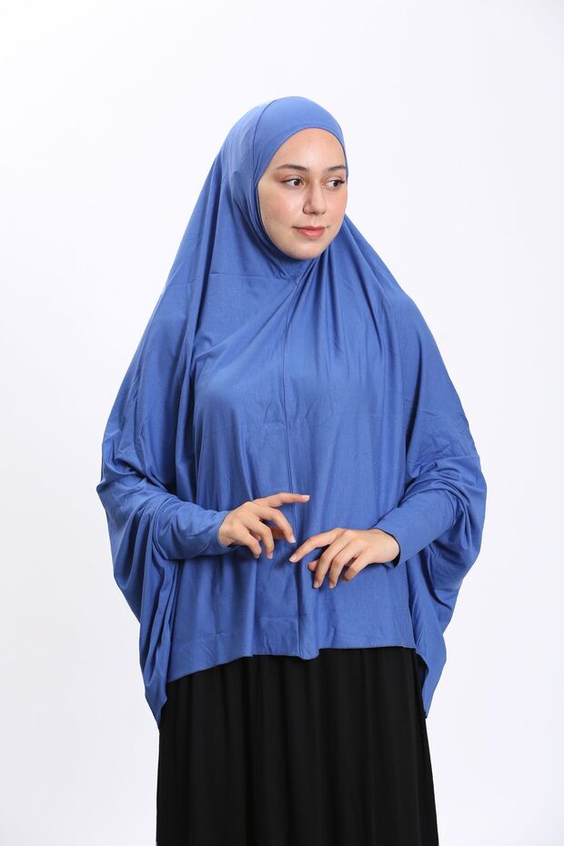 موديل ماليزي بأكمام طويلة