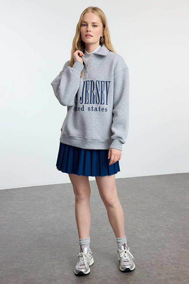 Gri Melanj Oversize Kalıp Kalın içi Polarlı Slogan Baskılı Fermuarlı Örme Sweatshirt TWOAW25SW00134 - 2