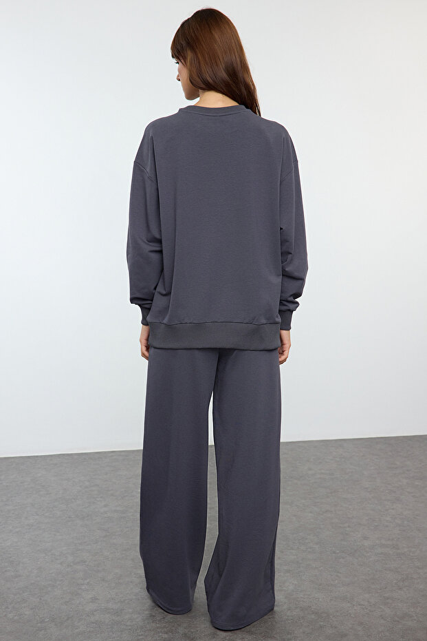 Bequemes Trainingsanzug-Set aus Sweatshirt und Hose mit weitem Bein in Anthrazit - TWOAW25EM00004 - 5