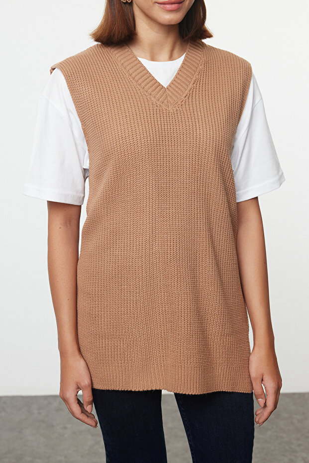 Kamelfarbener Basic-Strickpullover mit V-Ausschnitt TWOAW25SV00030 - 4