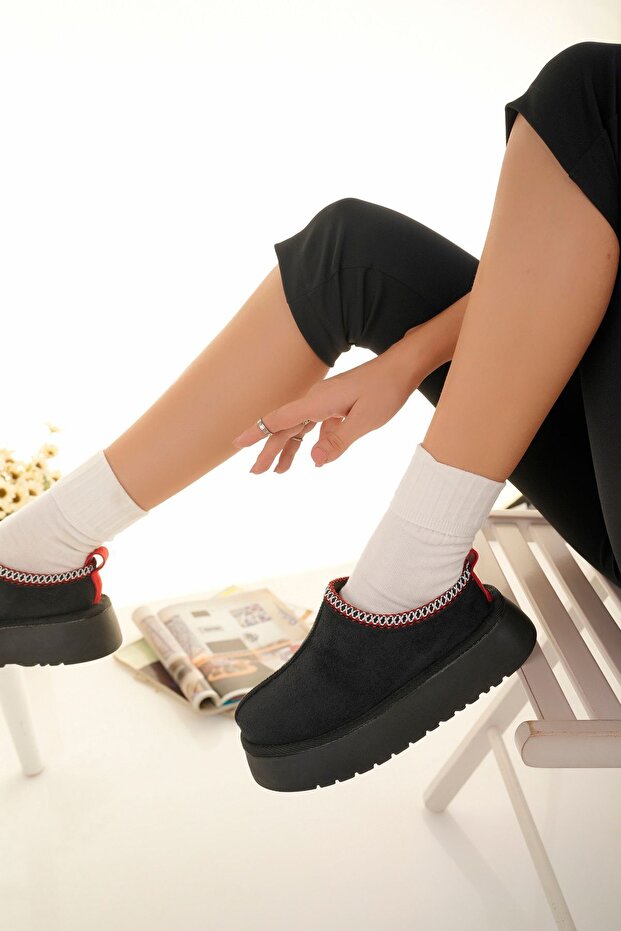 Czarne zamszowe mini botki do kostki - damskie, płaskie futro - 3