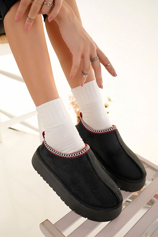 Czarne zamszowe mini botki do kostki - damskie, płaskie futro - 1