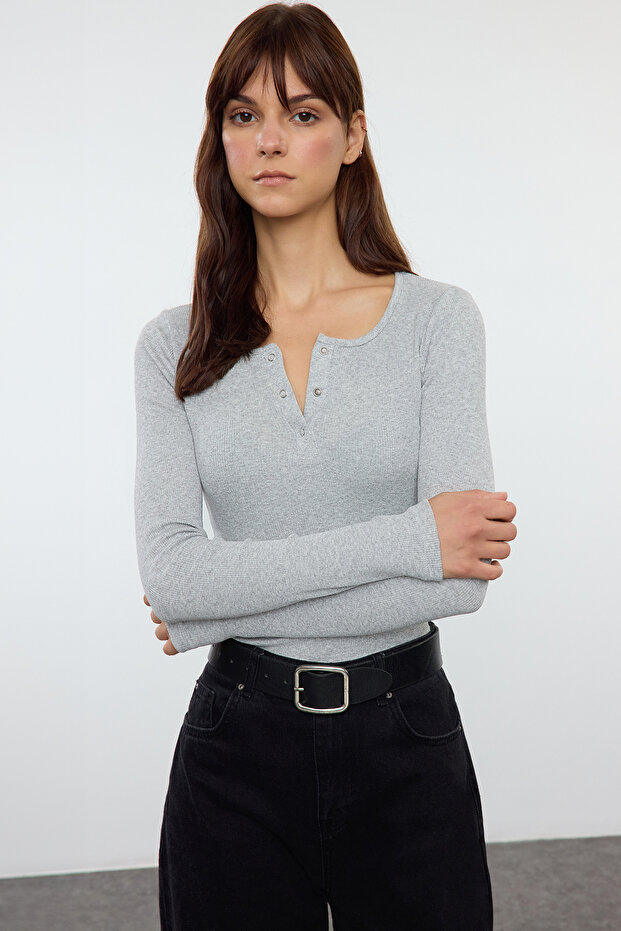 Gri Melanj Çıtçıtlı Fitted/Vücuda Oturan Fitilli Esnek Örme Bluz TWOAW25BZ00080