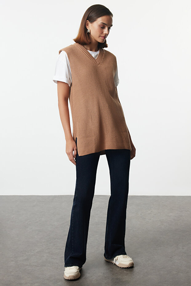 Kamelfarbener Basic-Strickpullover mit V-Ausschnitt TWOAW25SV00030 - 1