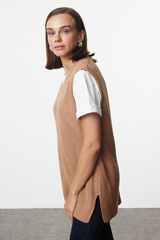 Kamelfarbener Basic-Strickpullover mit V-Ausschnitt TWOAW25SV00030 - 3