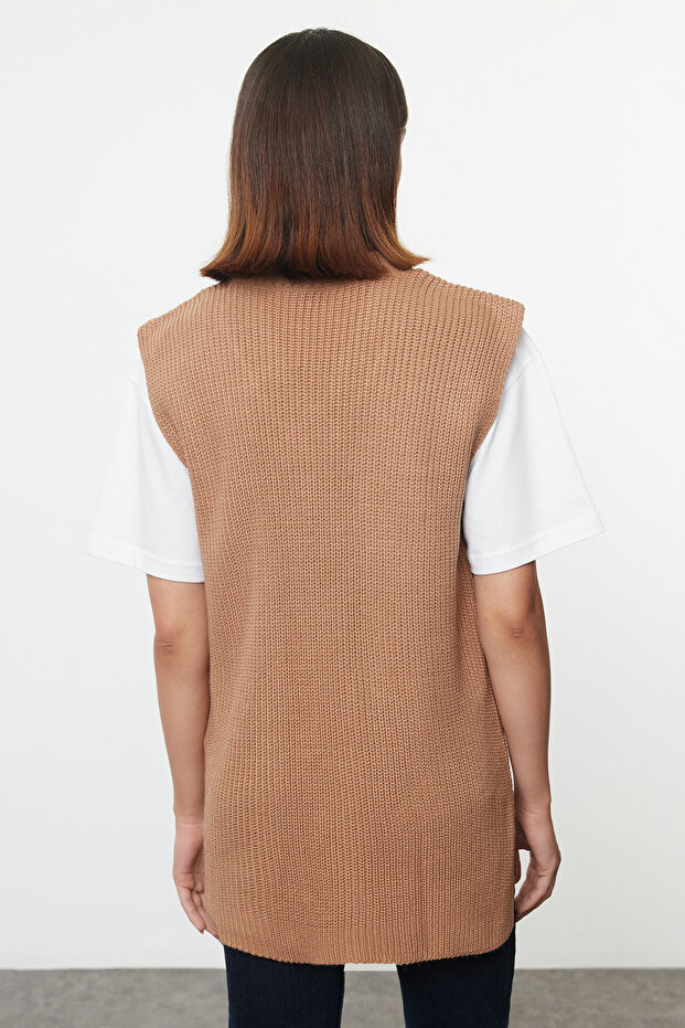 Kamelfarbener Basic-Strickpullover mit V-Ausschnitt TWOAW25SV00030 - 5