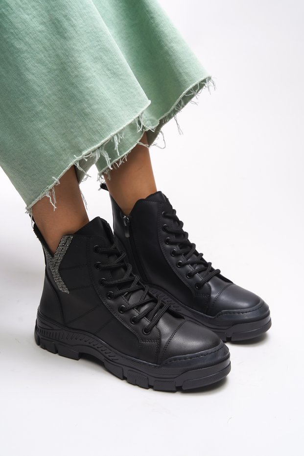 Maerlira Women's Boots with Chain and Buckle Detail, Black Leather