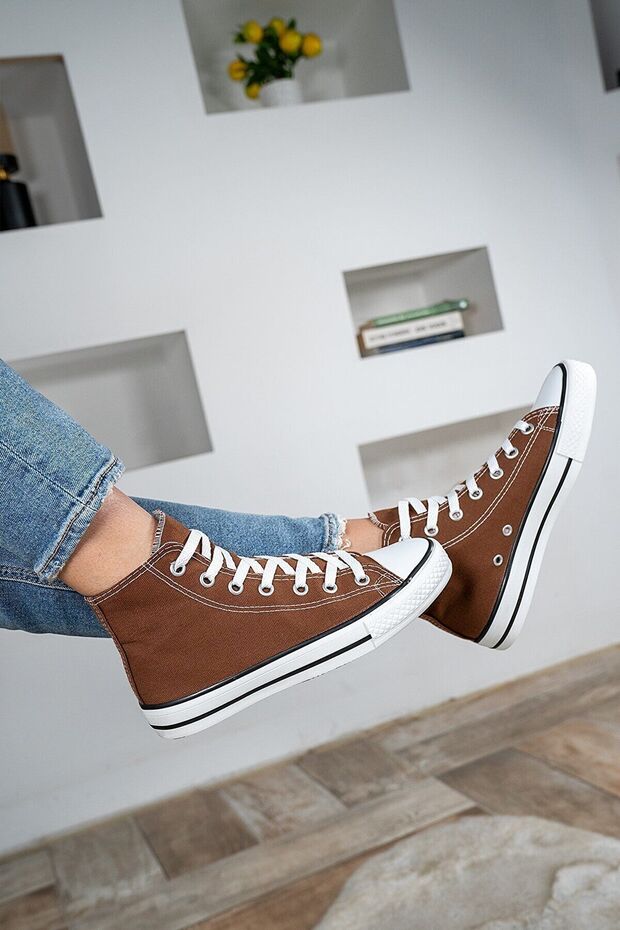 حذاء رياضي نسائي من الكتان البني موديل Convers