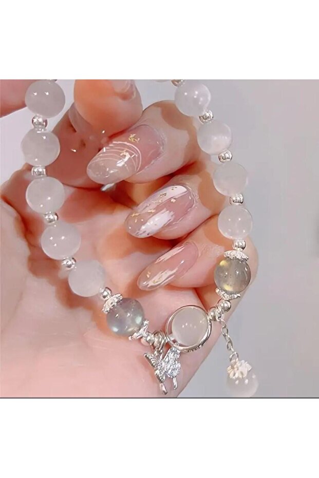 سوار زجاجي أبيض أنيق بنمط الفراشة