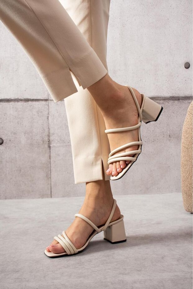 Wonderful bib sandals and women's slippers