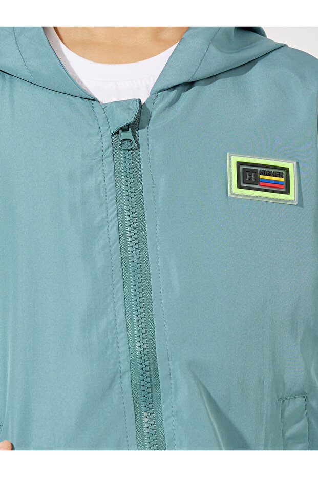 سترة بغطاء رأس وسحاب مزدوج وتفاصيل رقعة صلبة - 4