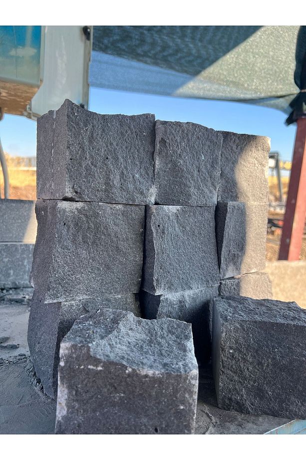 Dayanıklılığı Ve Estetiği Buluşturan 10x10x10 Cm (5 ADET) Küp Taş Bazalt - 1