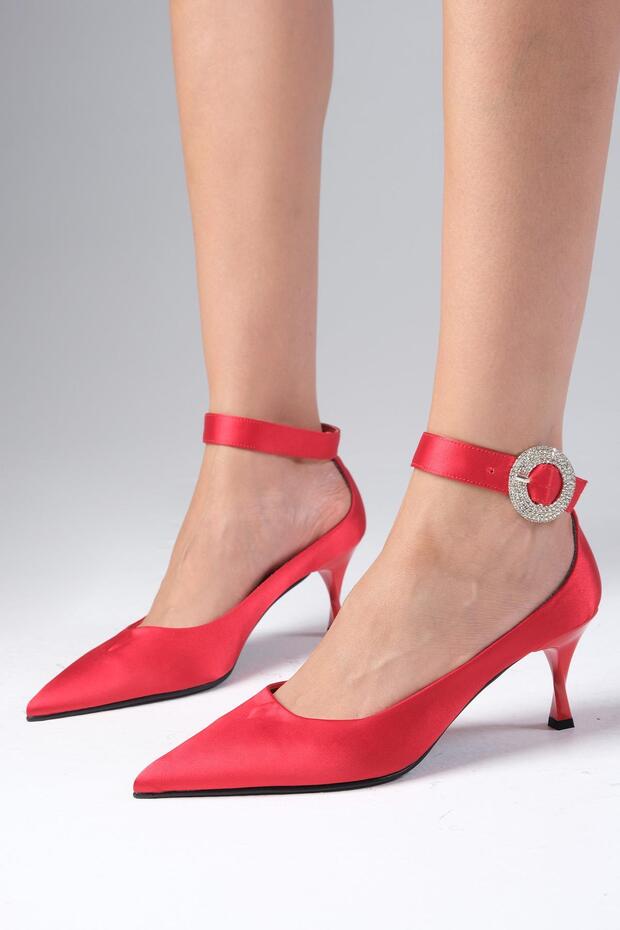 Damskie wieczorowe buty na obcasie Felicia w kolorze satynowym z kamienną klamrą - 4