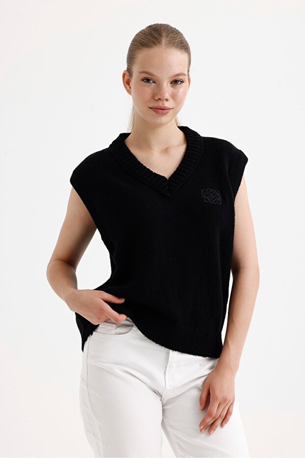 Women's Embroidered V-Neck Black Sweater