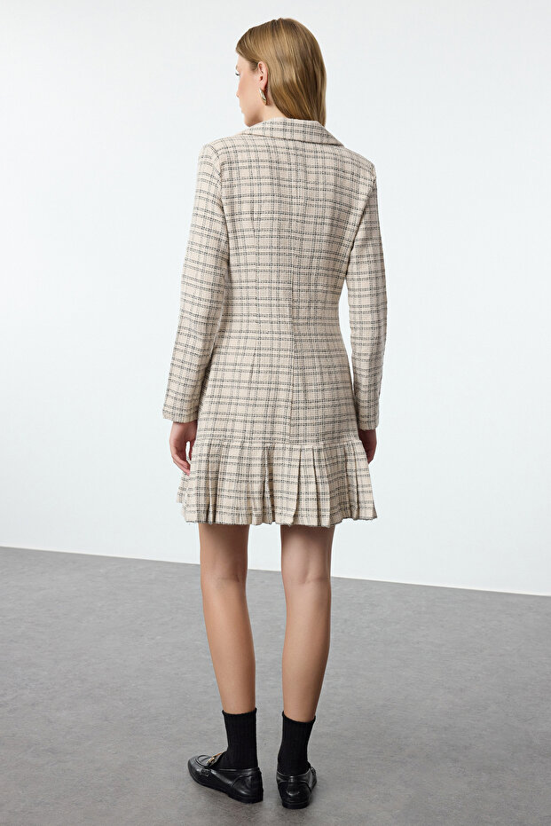 Tkana sukienka w kratę w kolorze ecru - TWOAW23EL00870 - 5