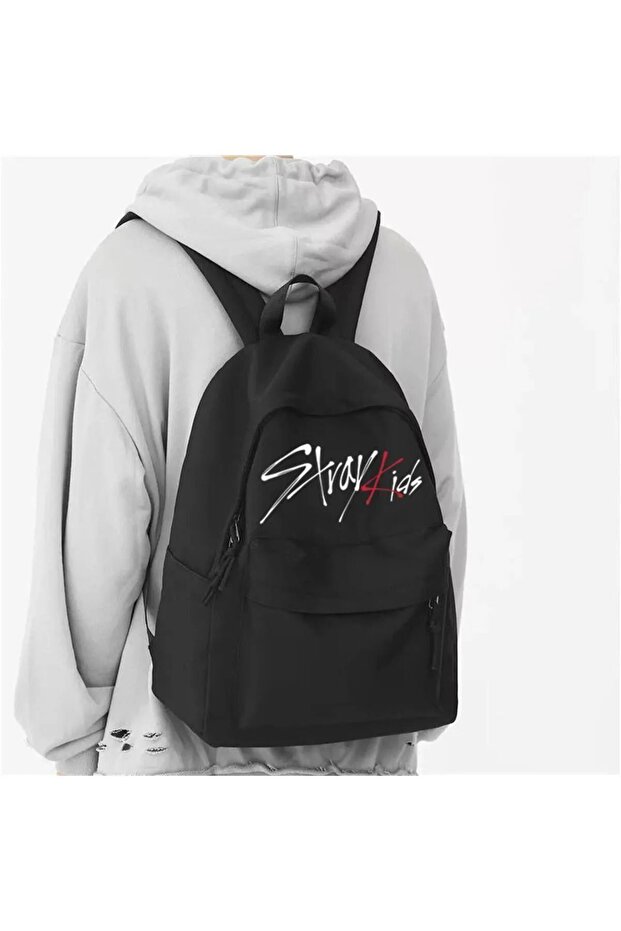 حقيبة ظهر سوداء مطبوعة من Stray Kids مع سحاب سلسلة وثقب