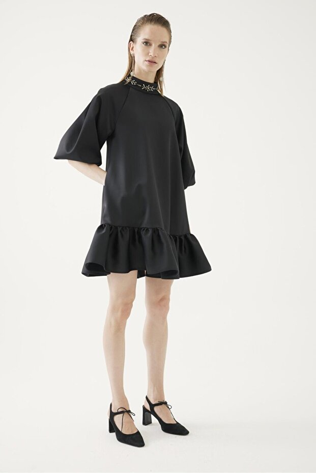 Yakası İşlemeli Elbise - 1