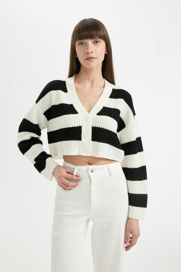 Strickjacke mit normaler Passform und V-Ausschnitt - 1