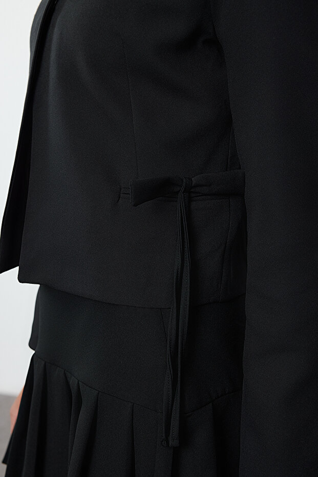 Siyah Fiyonk/Kurdele Detaylı Gömlek Yakalı Crop Dokuma Blazer Ceket TWOAW25BC00018 - 4